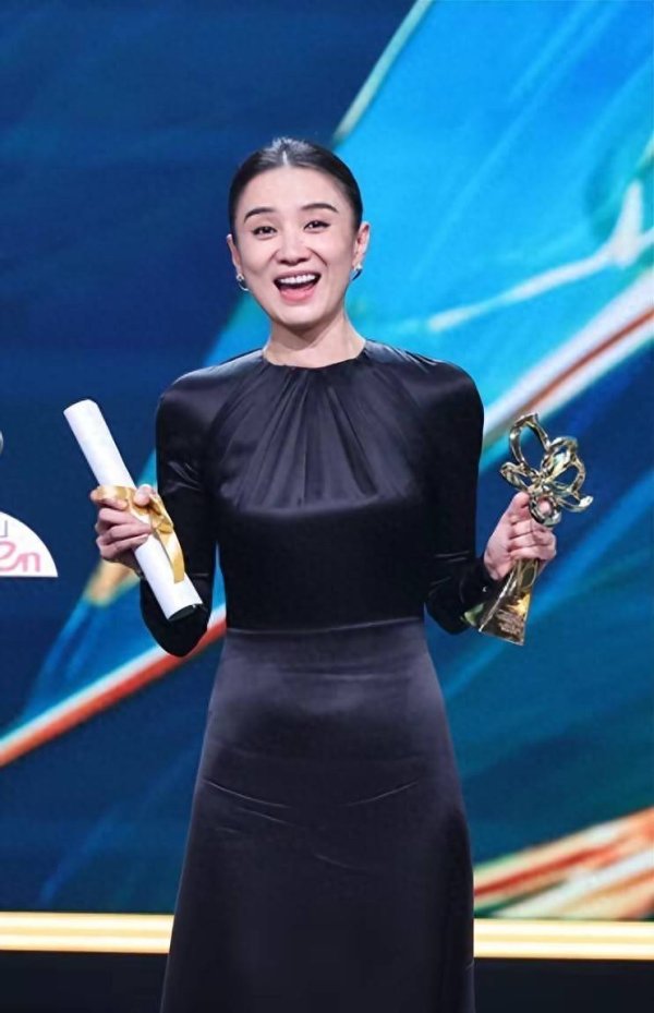 天美配资 宋佳获白玉兰奖，小7岁老公搂腰拥抱，二人勾肩搭背超幸福