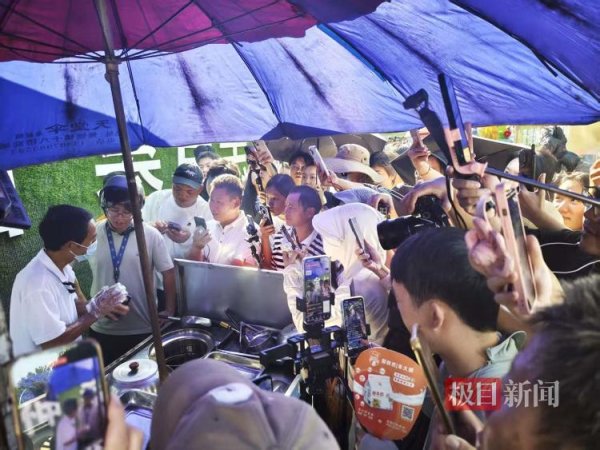 涨上策 爆火之后，每天被一大片镜头“瞄准”，“鸡排哥”：镜头里是我真实的状态，没有负担